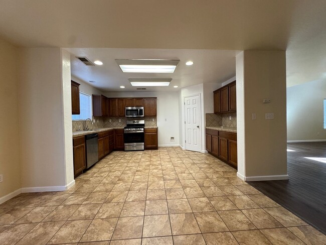 Building Photo - Beautiful home for rent in Visalia