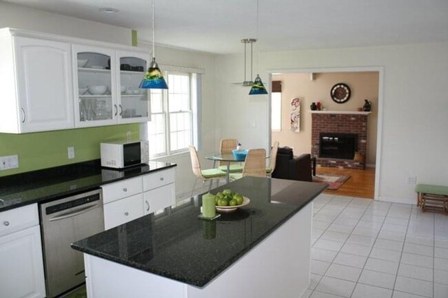 Building Photo - 3 Bedroom Single Family Home with Central A/C
