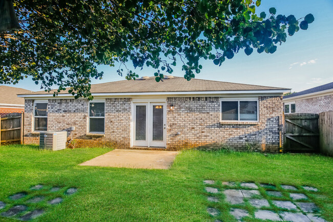 Building Photo - Cute Brick Home