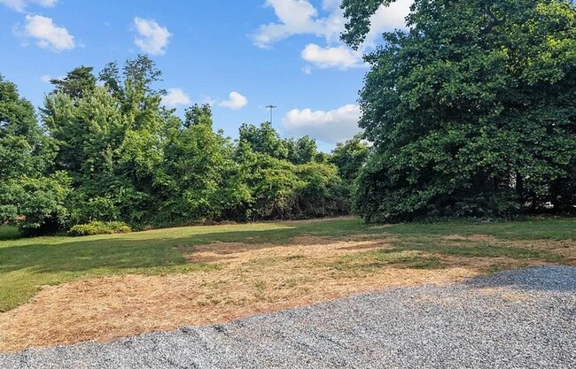 Building Photo - Charming 3 bedroom, 1 bathroom brick home ...