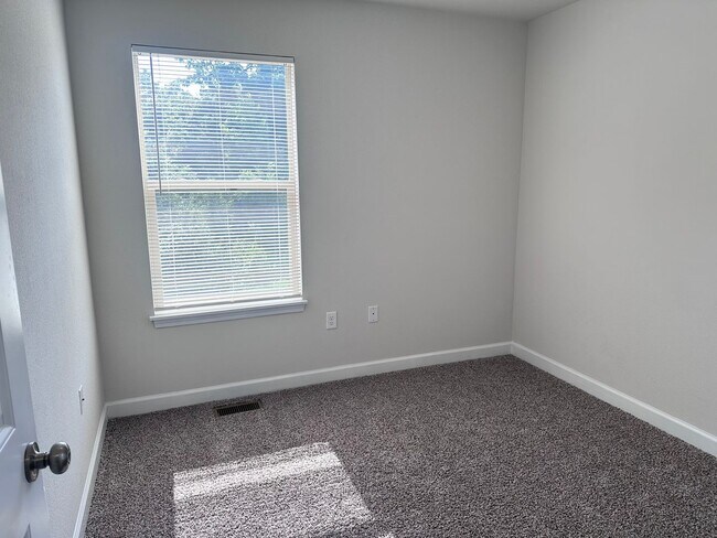 Building Photo - 1406 NE Mary Ct