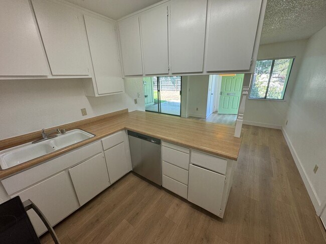 Building Photo - 3 bedroom 2 bathroom | House in Tahoe Park