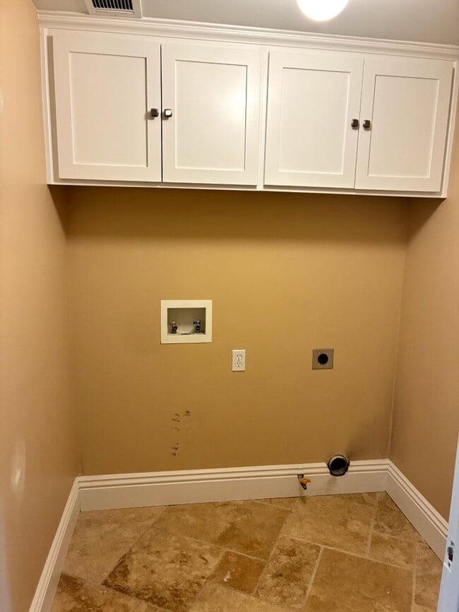 Building Photo - Coastal Living Awaits