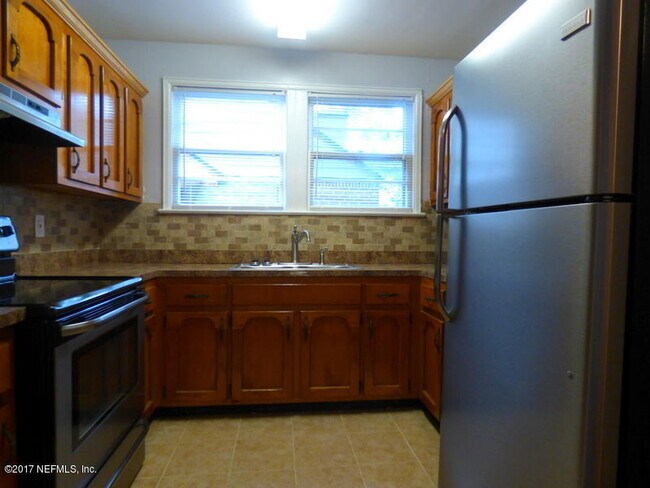 Building Photo - 2575 Myra St
