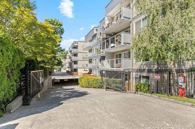 Building Photo - Bright Beacon Hill Condo in Secure Gated C...