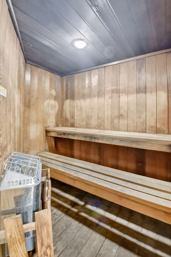 Building Photo - 134 Lakeshore Dr