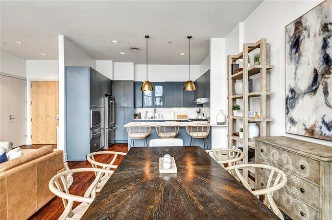 Building Photo - 555 E 5th St