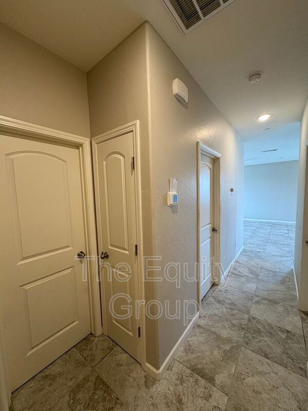 Building Photo - 3234 N Noyes Ct