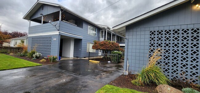 Building Photo - 2 Bedroom on 18th Ave in Albany - Pet Friendly