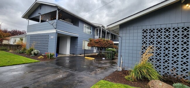 Building Photo - $500 MOVES YOU IN - 2 Bedroom on 18th Ave in Albany - Pet Friendly