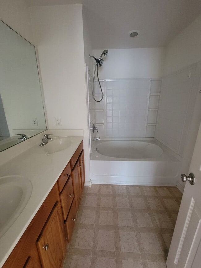 Building Photo - 3 BR townhome in Jamestown!