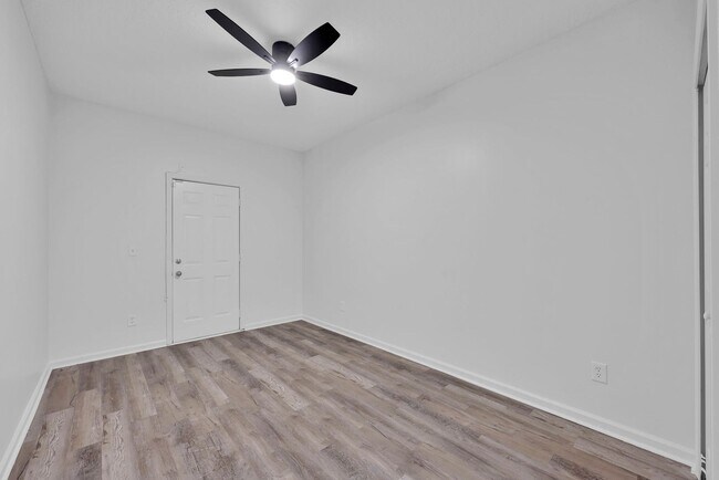 Building Photo - NEWLY RENOVATED 3 BEDROOM 2.5 BATHS TOWNHO...