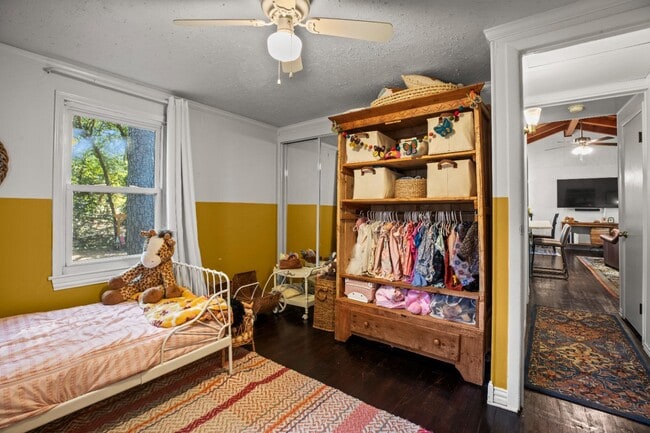 Building Photo - 319 Hideaway Lane Central