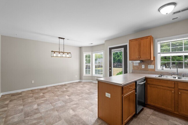 Building Photo - 3 Bed 2 Bath Convenient to Fayetteville and Raleigh