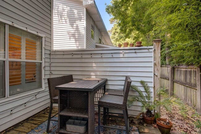 Building Photo - 252 Howle Ave
