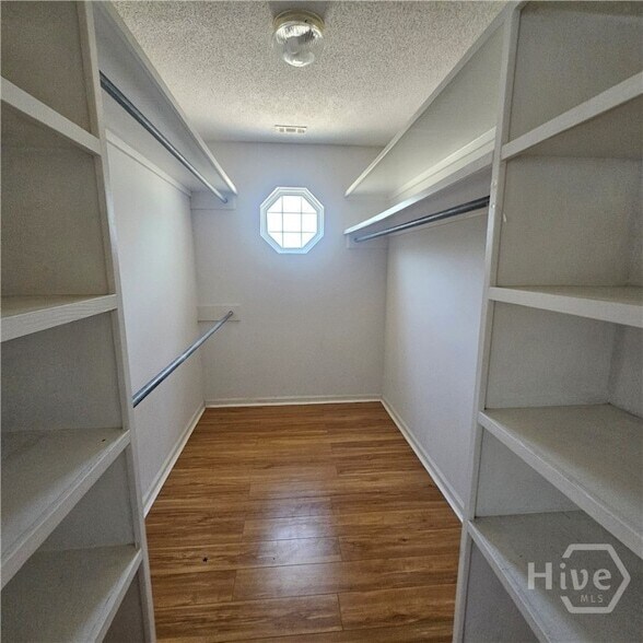 Building Photo - 711 Plantation Dr