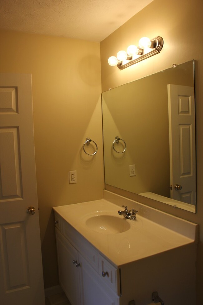 Building Photo - Townhouse for Rent in Taylor Springs