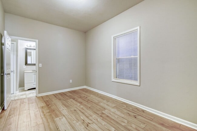 Building Photo - Beautiful 3 Bed- 1 bath (Lower Unit) in Great Location! 1 month free- move in special!