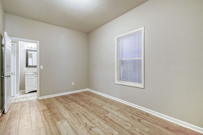 Building Photo - Beautiful 3 Bed- 1 bath (Lower Unit) in Great Location! Move in Ready! $500 off 1st months' rent!