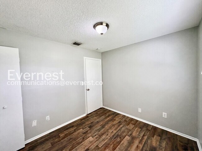 Building Photo - Limited Time Special Offer / 3 Bed/1.5 Bath Home with Carport / Pet-Friendly / Available Now!