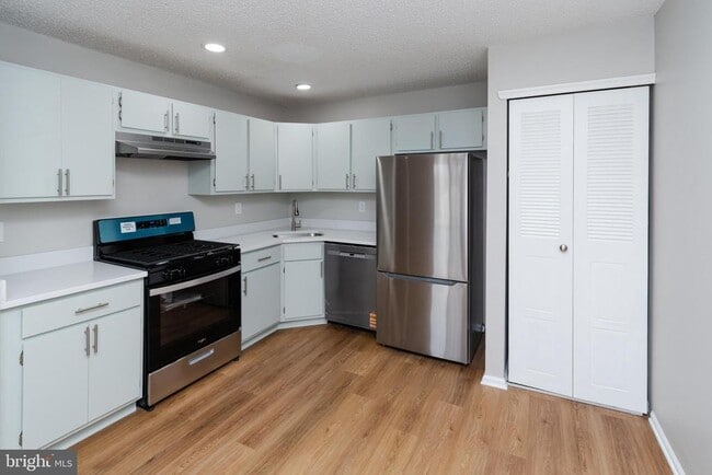 Building Photo - 69 Fisher Dr