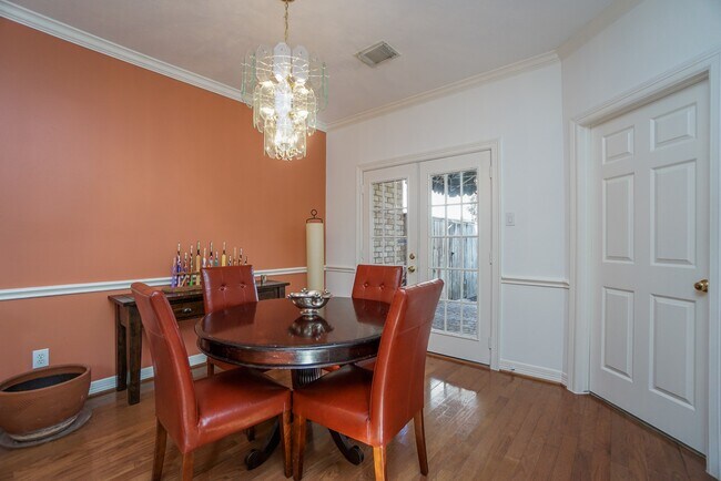Building Photo - 1131 Enclave Square E