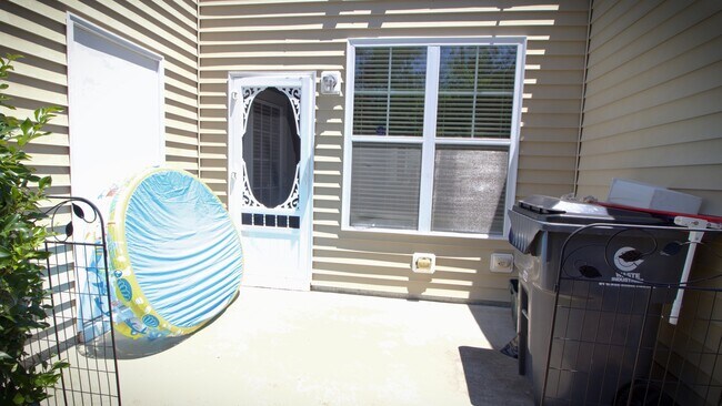 Building Photo - Gorgeous 2br/2.5ba Two-Floor Townhouse in ...