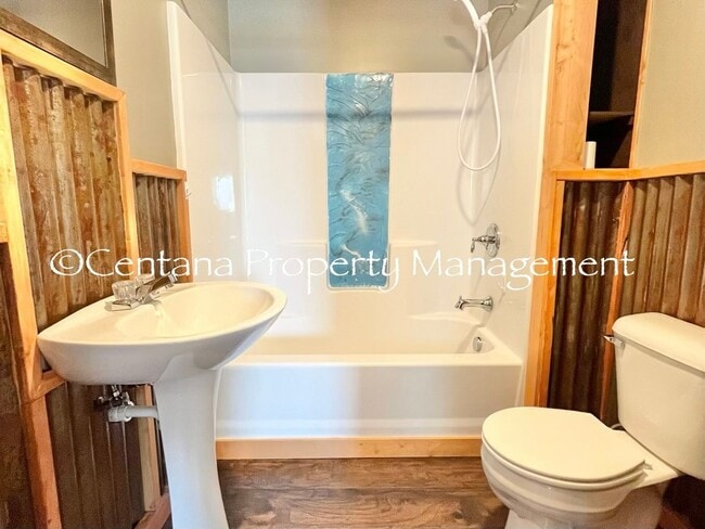 Building Photo - 611 E 6th St