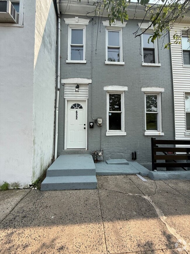 Building Photo - Newly Renovated 4 Bedroom, 2 Full Bath in ...