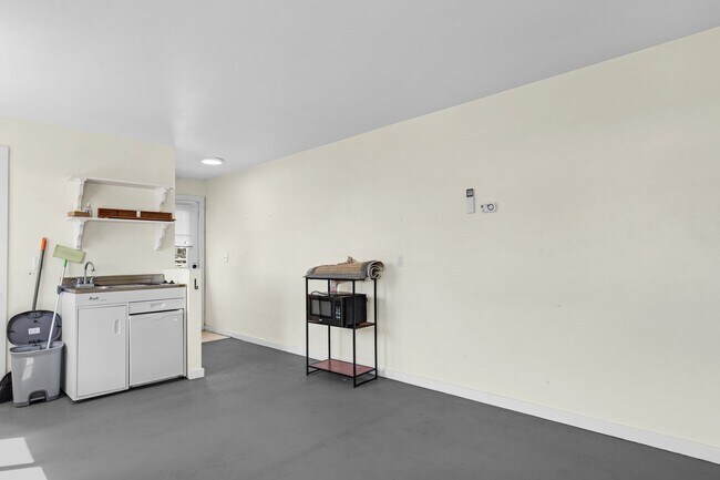 Building Photo - 3-Bed 2-Bath Home with Detached Studio Apartment!