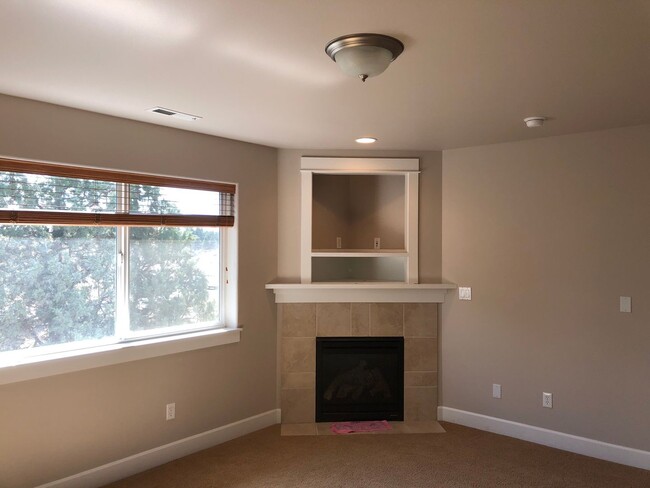Building Photo - 4 Bedroom / 2.5 Bathroom Home in SE Bend