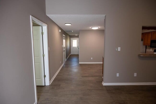 Building Photo - 130 Hawthorne Oaks Way