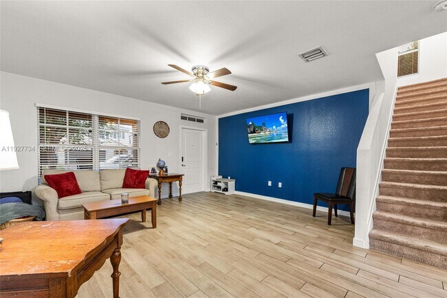 Building Photo - 525 NE 6th Pl