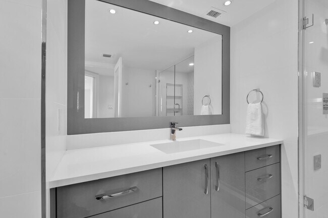 Building Photo - 550 S Ocean Blvd