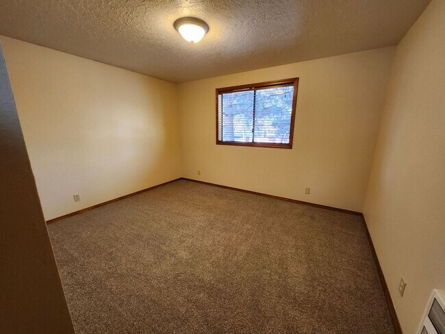 Building Photo - 2858 NE Daggett Ln