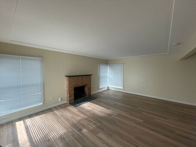 Building Photo - Large 5 bed 2 bath house (Lease out, pending signatures. Check back in a few days!)