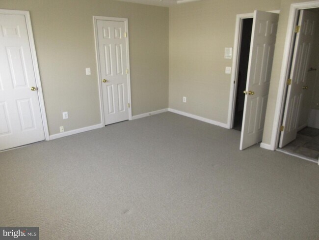 Building Photo - 3865 Eisenhower Ave