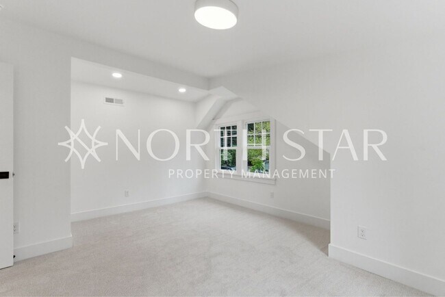 Building Photo - 592 9th St