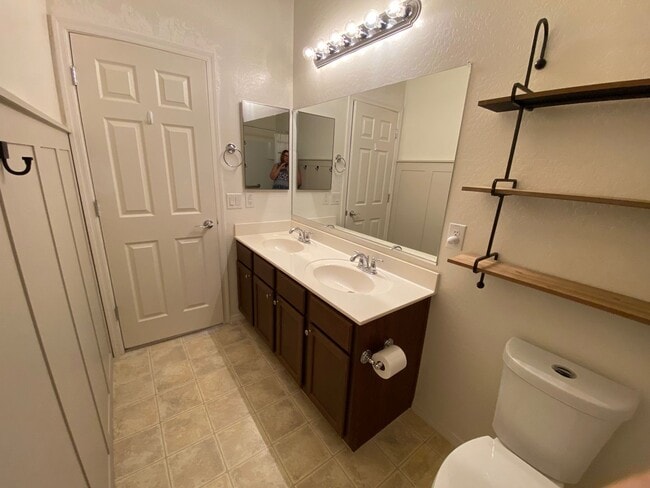 Building Photo - Exceptional 4BR/2BA Home in Magma Ranch! T...