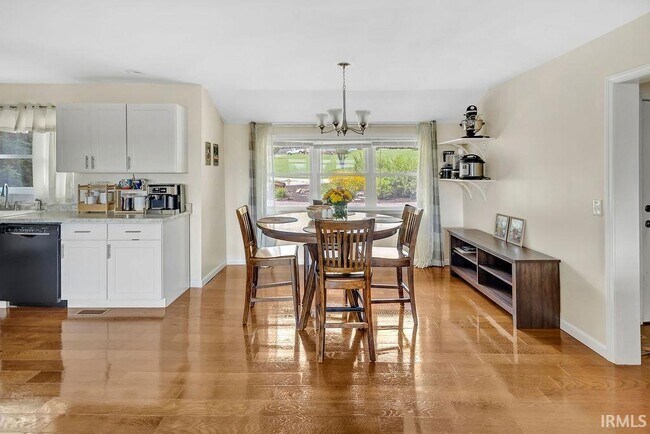 Building Photo - 1744 Parkview Dr