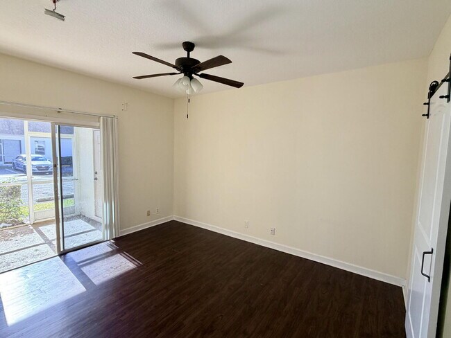 Building Photo - "Charming 3-Bed, 2-Bath Oasis in Wellington's Heart – 1060 Sqft of Comfort Awaits!"