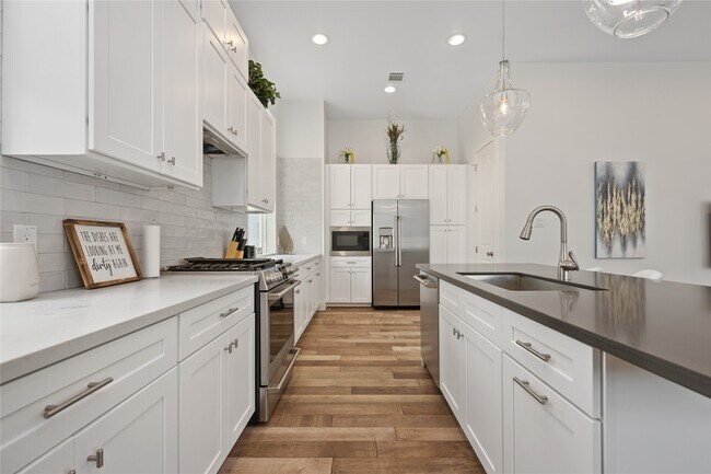 Building Photo - 5914 Val Verde St