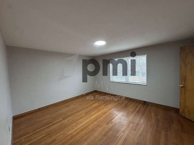 Building Photo - 2137 Ridgeview Rd