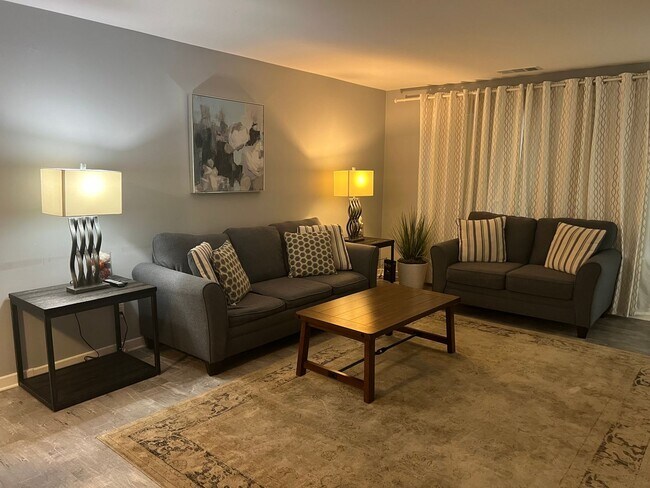 Building Photo - Updated First Floor, One Level Condo - Wal...