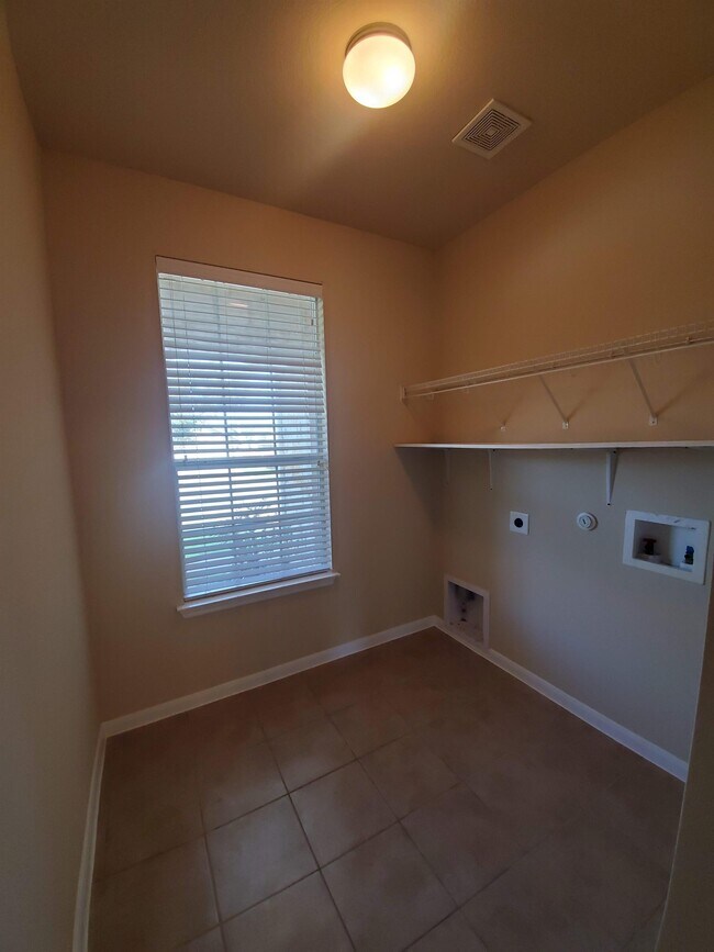 Building Photo - 501 Dinge Bay Dr