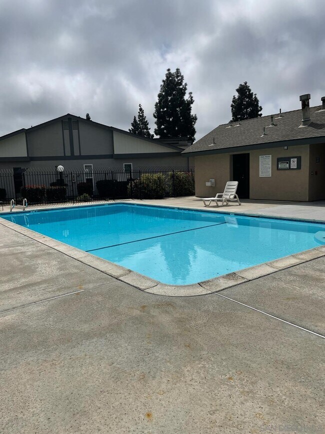 Building Photo - 608 Persimmon Way