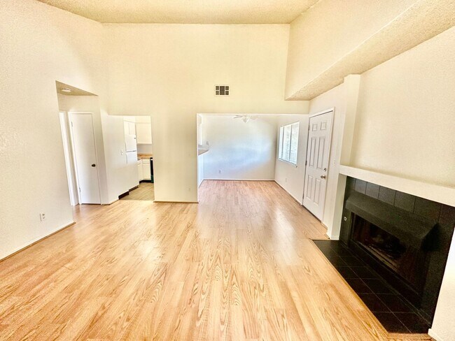 Building Photo - 1190 S Winery Ave