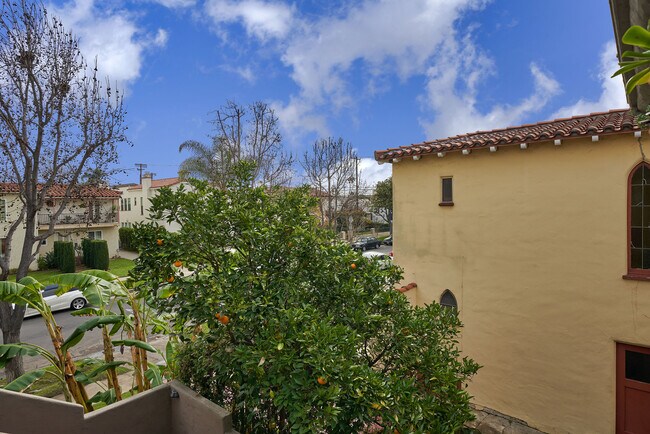 Building Photo - 1237 Hi Point St