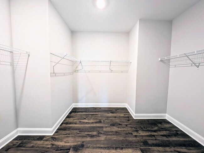 Building Photo - Barrington Dream Home
