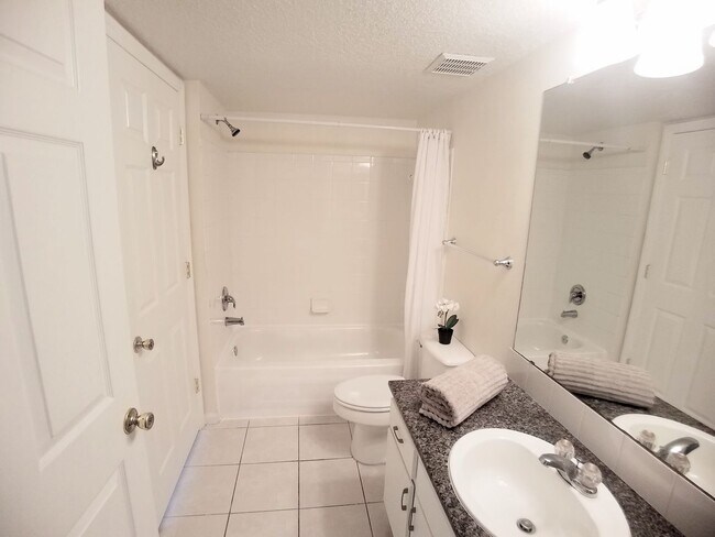 Building Photo - Beautiful 1/1 Wood Floors Condo at The Cre...